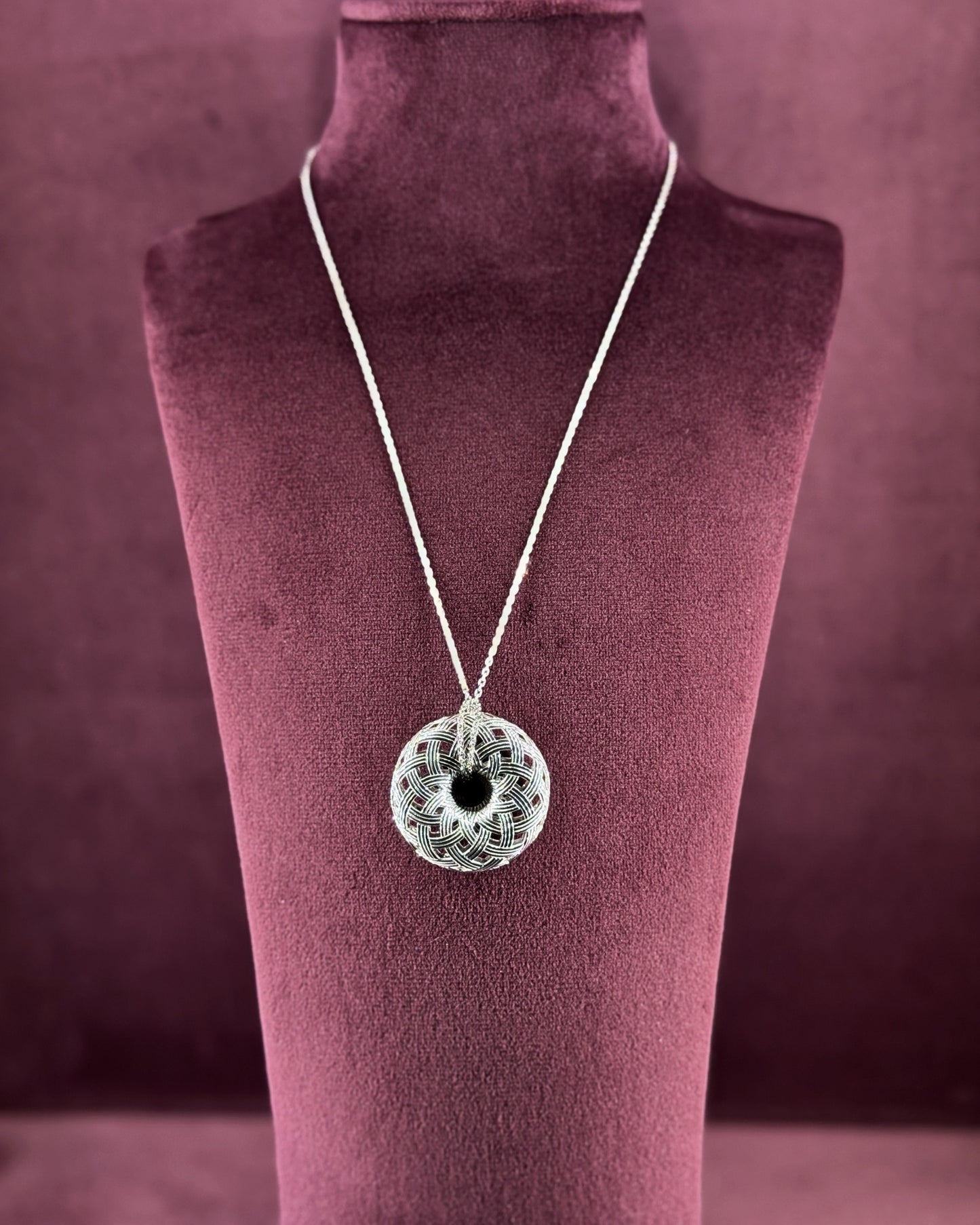 Round pendant Weaving