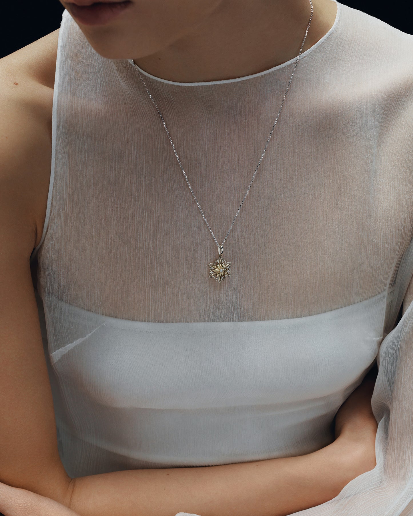 Gold Pendant Edelweiss with diamonds